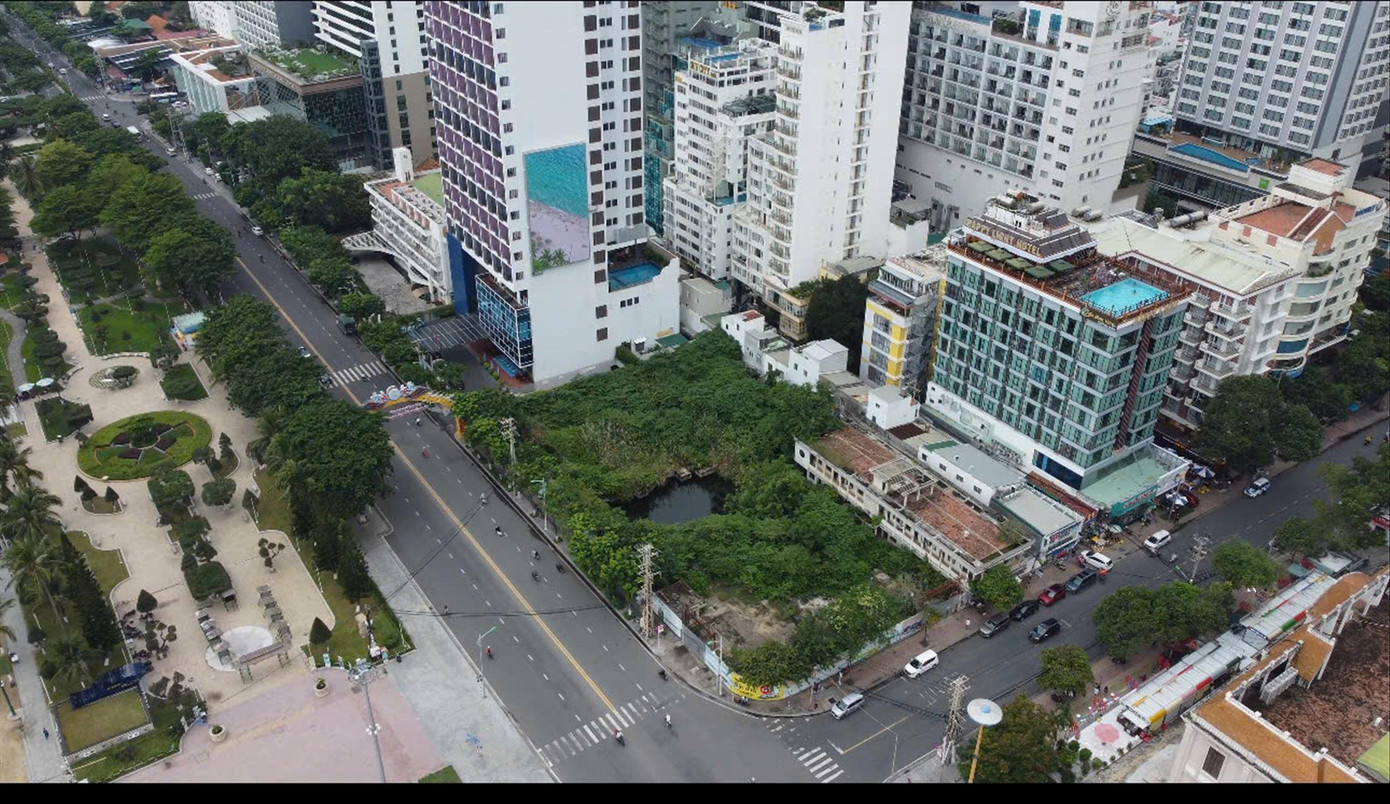 Phần móng công trình trong khu đất 48, 48A Trần Phú sau nhiều năm tích tụ nước mưa đã xanh màu rêu, hóa “ao tù” nuôi muỗi. Ảnh: L.H