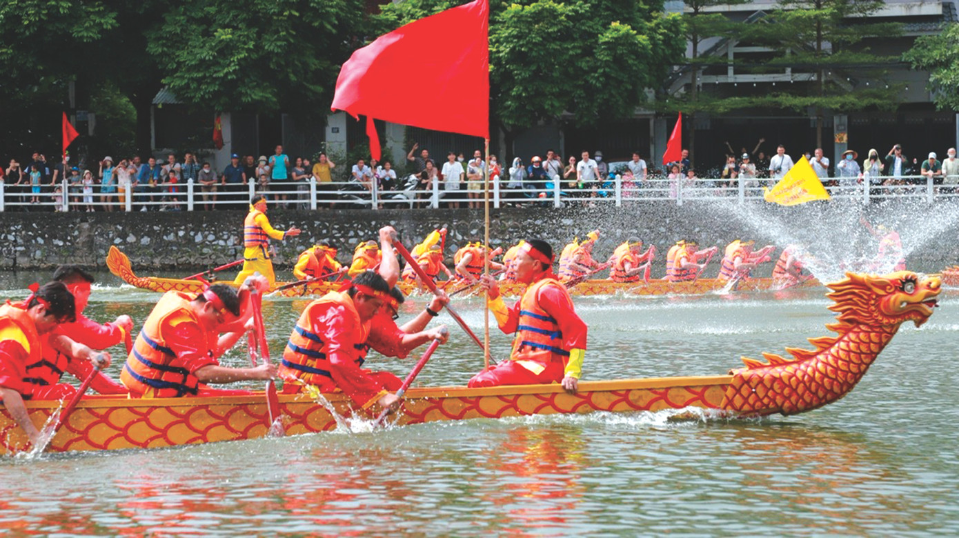 Hội thi bơi trải gắn với Lễ hội truyền thống lịch sử của Đền Ghềnh được UBND phường Bồ Đề tái hiện lại