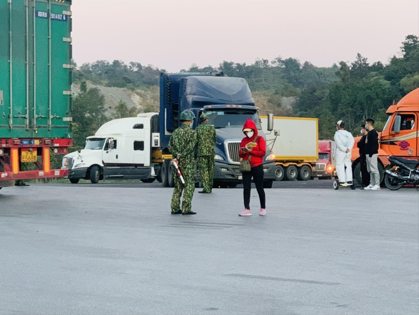 Biên phòng nhắc nhở công tác phòng chống dịch và thông quan hàng nhanh chóng. Ảnh: Duy Chiến Biên phòng nhắc nhở công tác phòng chống dịch và thông quan hàng nhanh chóng. Ảnh: Duy Chiến