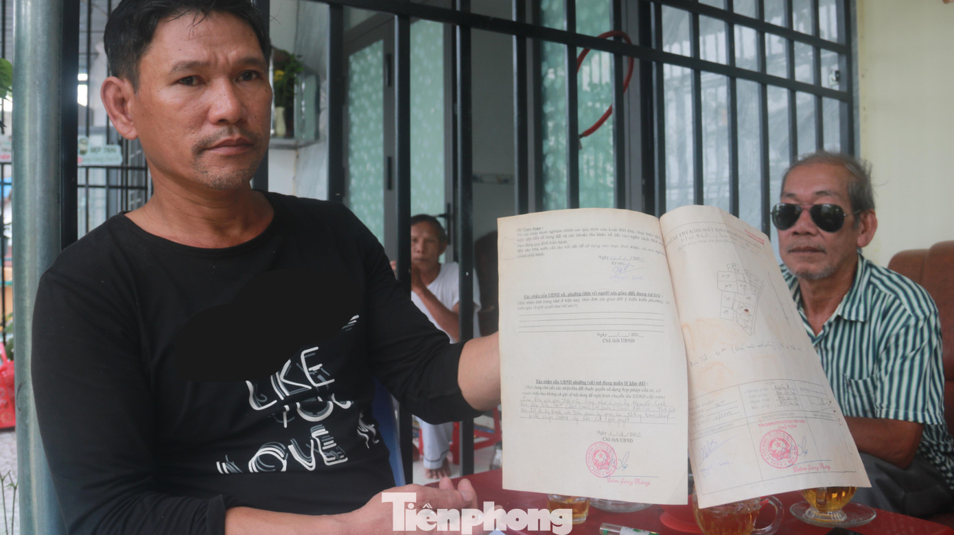 Giấy tờ có xác nhận của chính quyền mà người dân nhận được khi mua nhà trái phép Ảnh: Nguyễn Thành