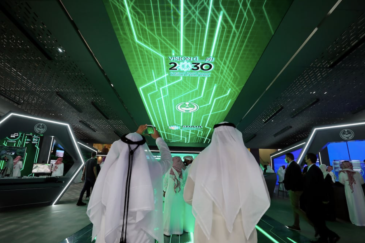 Gian trưng bày của Cơ quan Quản lý dữ liệu và trí tuệ nhân tạo Ả-rập Xê-út tại triển lãm công nghệ toàn cầu Gitex ở Dubai năm 2021.