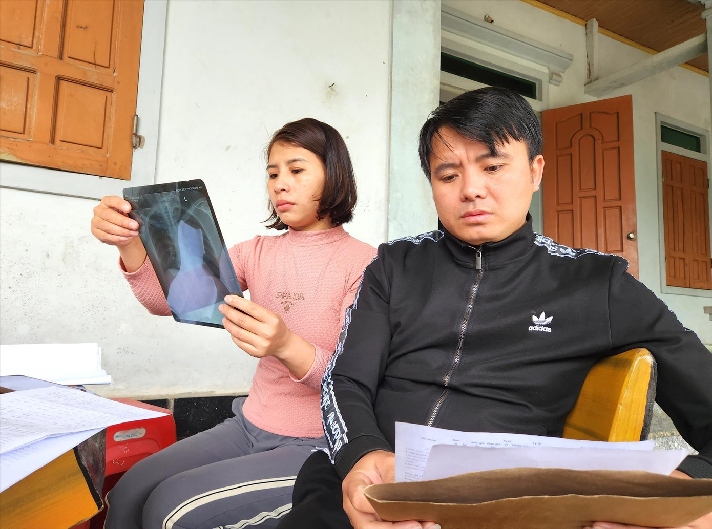 Anh Dương Văn Chính cùng vợ đang từng ngày chờ giám định bệnh nghề nghiệp Anh Dương Văn Chính cùng vợ đang từng ngày chờ giám định bệnh nghề nghiệp