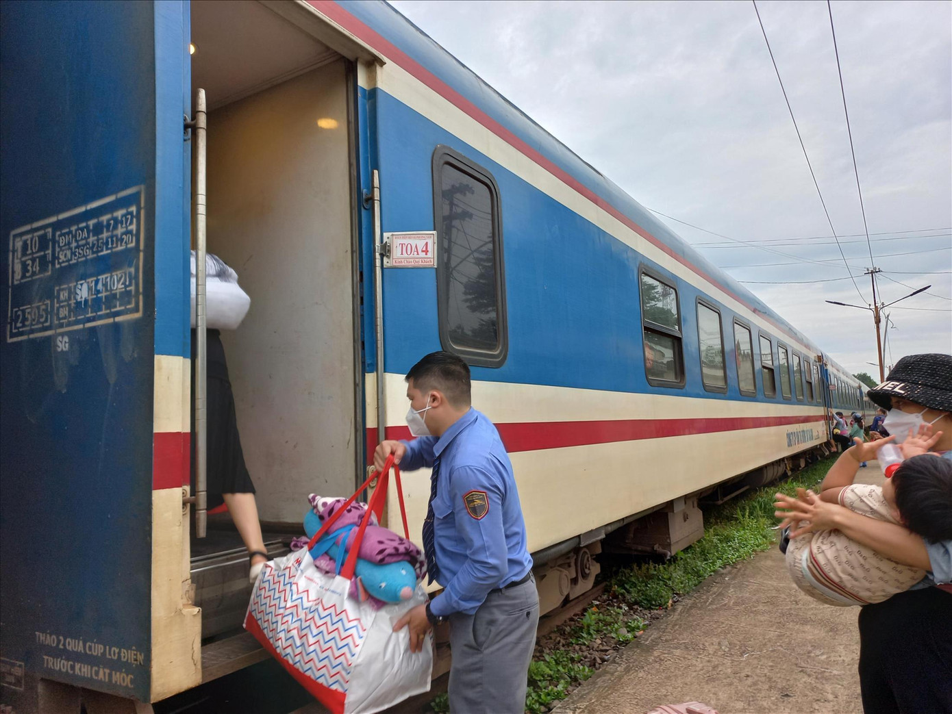 Công nhân được tặng vé tàu khứ hồi về quê ăn Tết, ảnh chụp tại nhà ga Dĩ An, Bình Dương. Ảnh: H.C Công nhân được tặng vé tàu khứ hồi về quê ăn Tết, ảnh chụp tại nhà ga Dĩ An, Bình Dương. Ảnh: H.C