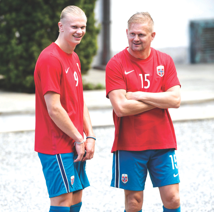 Erling cùng người cha Alfie của mình Erling cùng người cha Alfie của mình