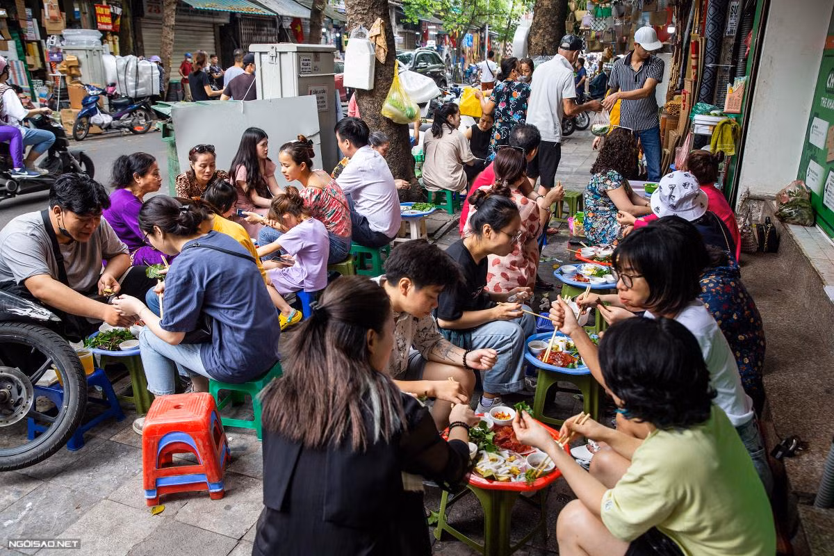 Hàng quán bình dân lâu năm là một đặc sản du lịch ẩm thực của Việt Nam Hàng quán bình dân lâu năm là một đặc sản du lịch ẩm thực của Việt Nam