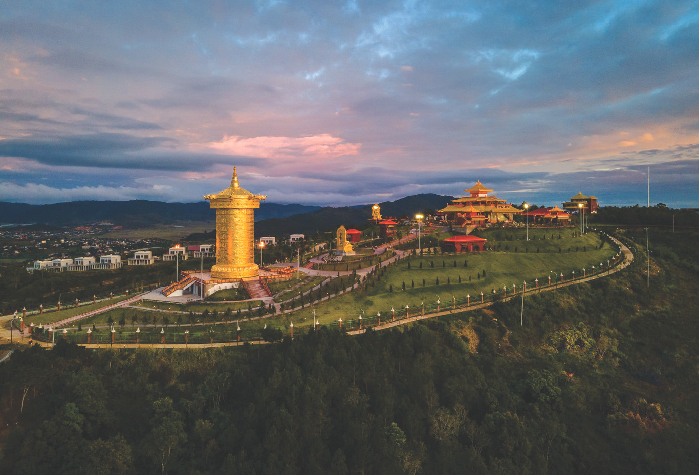 Hoàng hôn trên những ngọn đồi cao hùng vĩ, nơi tĩnh lặng, an yên trong Không gian Văn hoá Tâm linh Phật giáo Kim Cương Thừa