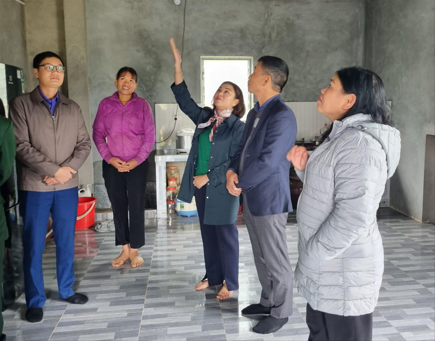 Đoàn đại biểu thăm ngôi nhà mới của ông Bùi Văn On