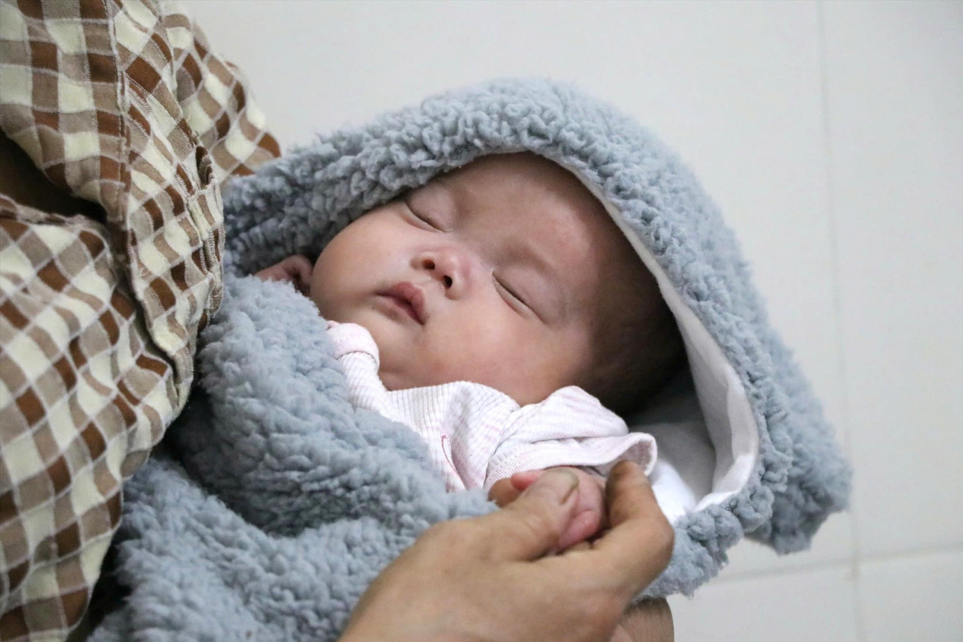 Bé Hến vừa trải qua 100 ngày sinh tử khi là trẻ sinh non, nhẹ cân nhất được Bệnh viện Sản Nhi Nghệ An cứu sống