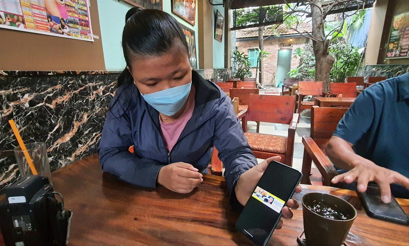 Chị T, kể lại sự việc vay tiền qua các app dẫn đến bị ghép hình lên ảnh bàn thờ. Ảnh: Hoàng Thuận Chị T, kể lại sự việc vay tiền qua các app dẫn đến bị ghép hình lên ảnh bàn thờ. Ảnh: Hoàng Thuận