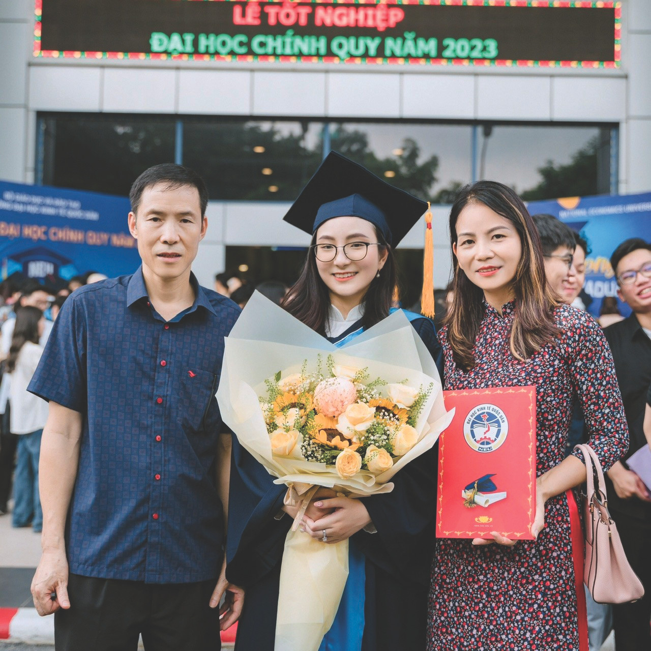 Trần Anh Ngọc nhận bằng tốt nghiệp xuất sắc bên cạnh bố mẹ Trần Anh Ngọc nhận bằng tốt nghiệp xuất sắc bên cạnh bố mẹ