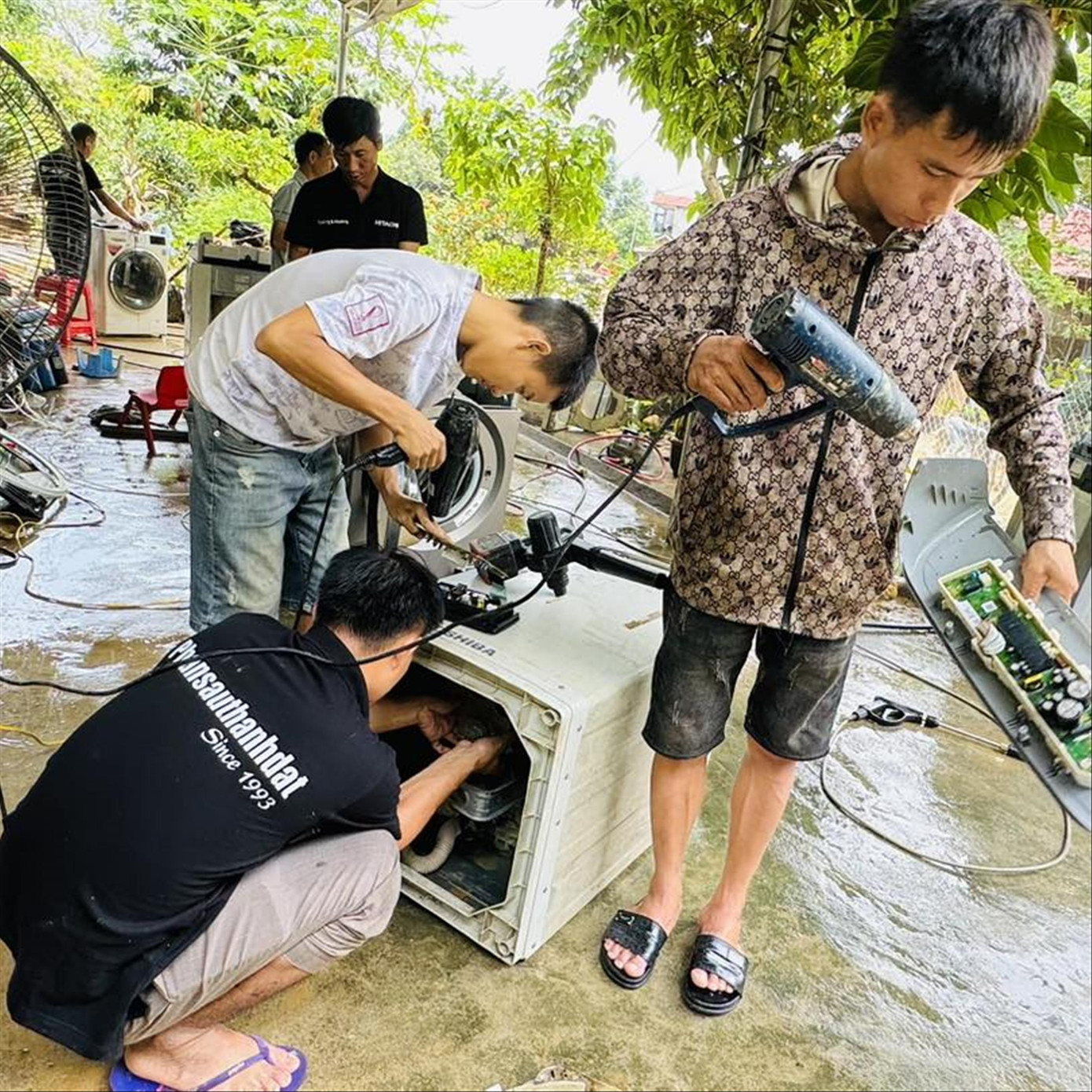 Các thành viên trong Hội điện tử, điện lạnh luôn lấm lem bùn đất, dầu mỡ, nỗ lực sửa chữa thiết bị điện tử cho người dân vùng lũ Các thành viên trong Hội điện tử, điện lạnh luôn lấm lem bùn đất, dầu mỡ, nỗ lực sửa chữa thiết bị điện tử cho người dân vùng lũ