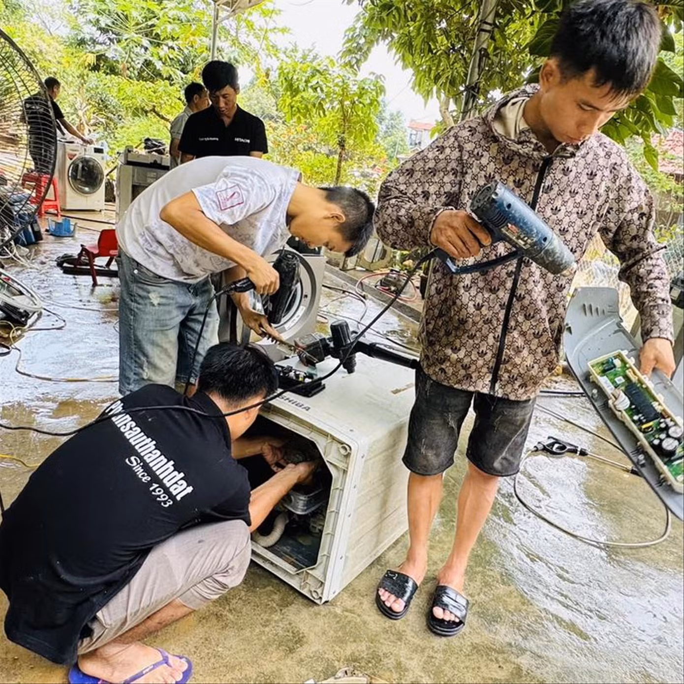 Các thành viên trong Hội điện tử, điện lạnh luôn lấm lem bùn đất, dầu mỡ, nỗ lực sửa chữa thiết bị điện tử cho người dân vùng lũ