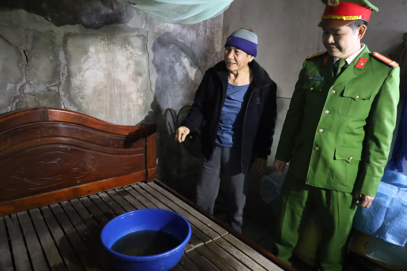 Cảnh mưa dột trong gia đình ông Ðược. Ảnh: Duy Chiến Cảnh mưa dột trong gia đình ông Ðược. Ảnh: Duy Chiến