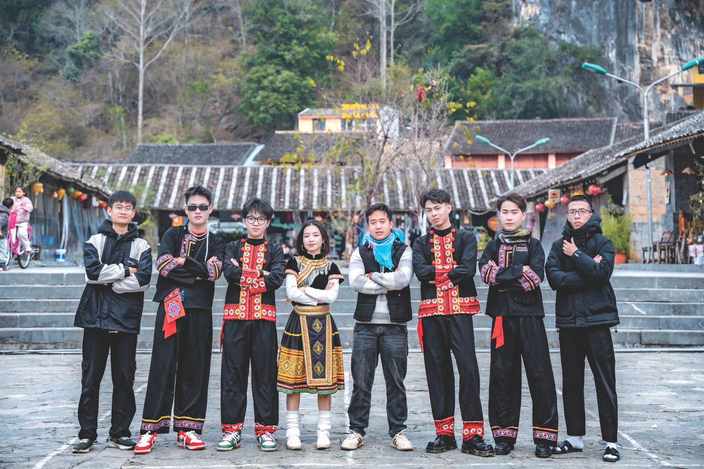 Các bạn trẻ check-in tại khu phố cổ Ðồng Văn