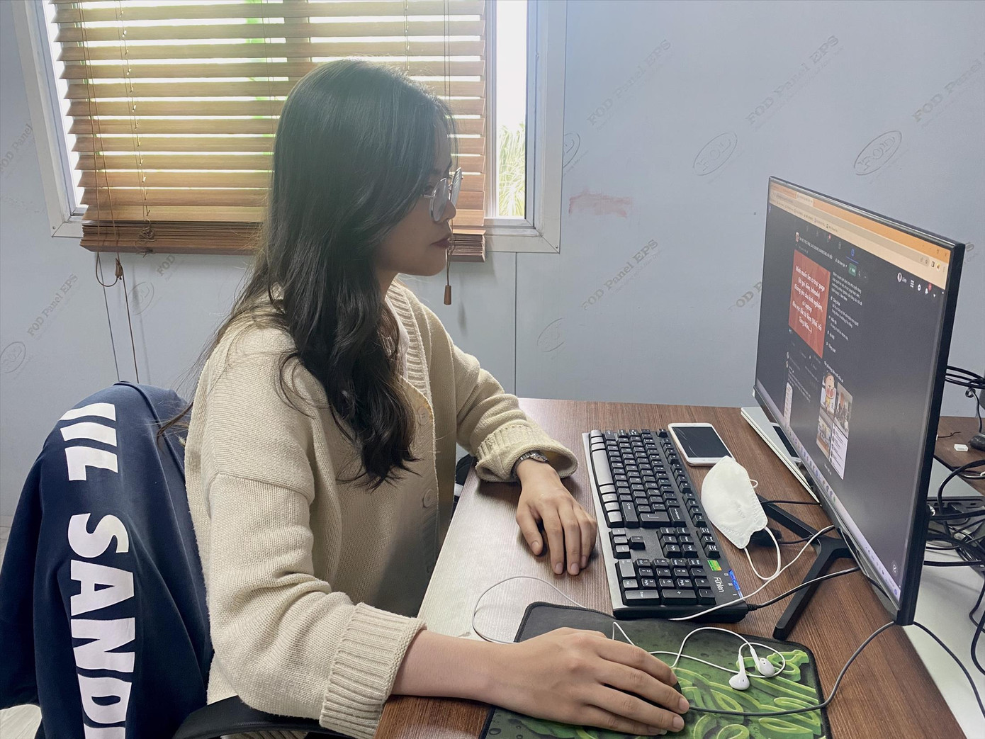 Sau nhiều tháng không làm gia sư vì dịch bệnh, Ðào Thị Yến (sinh viên năm 3 chuyên ngành ngôn ngữ Anh) phải tìm việc làm thêm khác để trang trải cuộc sống ở Hà Nội Sau nhiều tháng không làm gia sư vì dịch bệnh, Ðào Thị Yến (sinh viên năm 3 chuyên ngành ngôn ngữ Anh) phải tìm việc làm thêm khác để trang trải cuộc sống ở Hà Nội