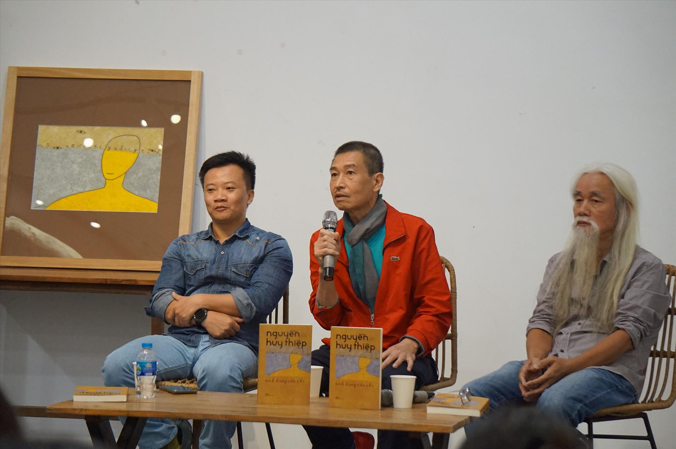 Các diễn giả Mai Anh Tuấn, Lê Thiết Cương và Phạm Xuân Nguyên (từ trái qua) tại buổi ra mắt tập di cảo Anh hùng còn chi. Ảnh: HOÀNG HƯƠNG