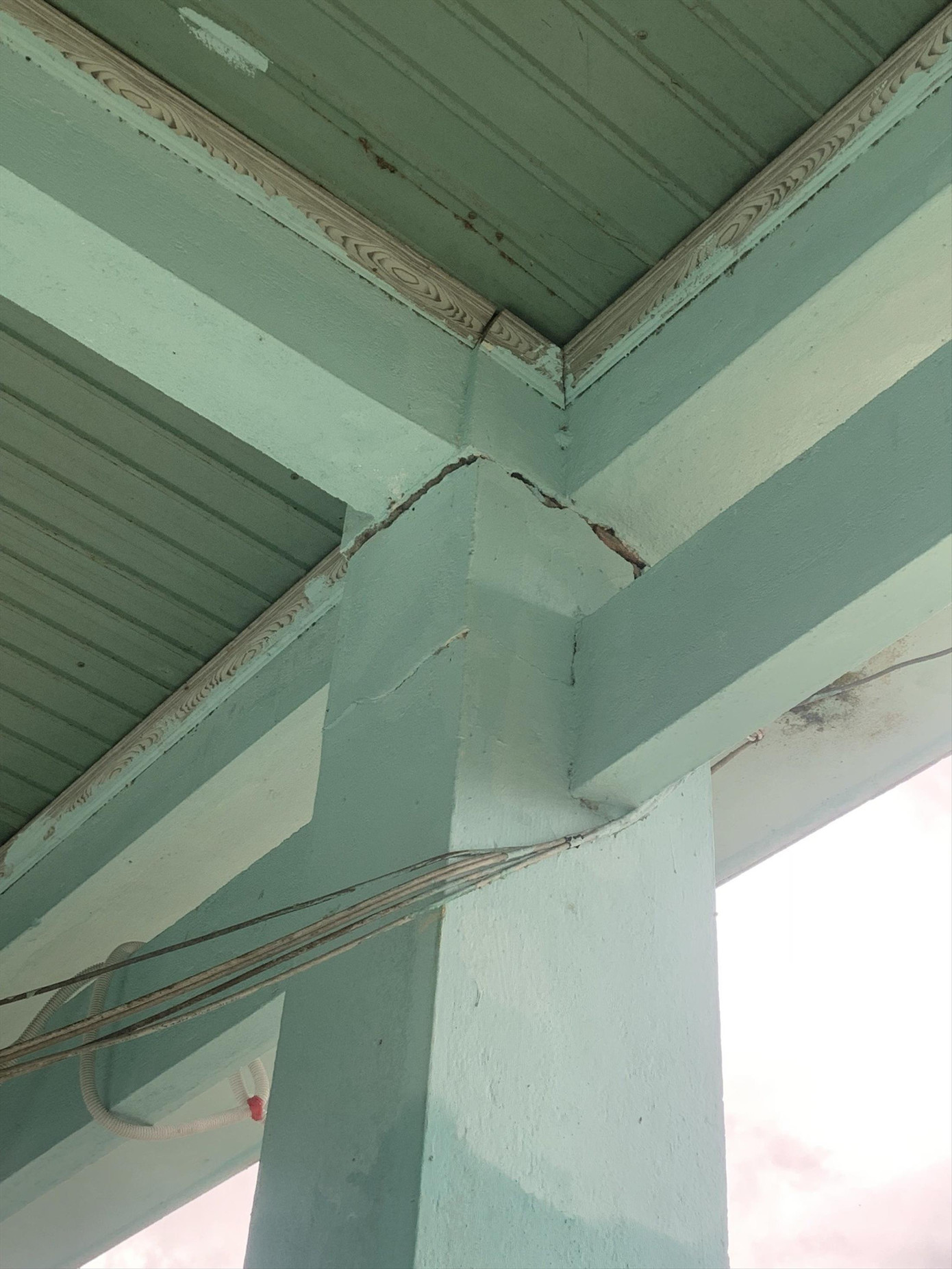 THCS Đắk Ring (xã Đắk Ring, huyện Kon Plông) bị nứt tường do trận động đất 5.0 độ, trưa ngày 28/7