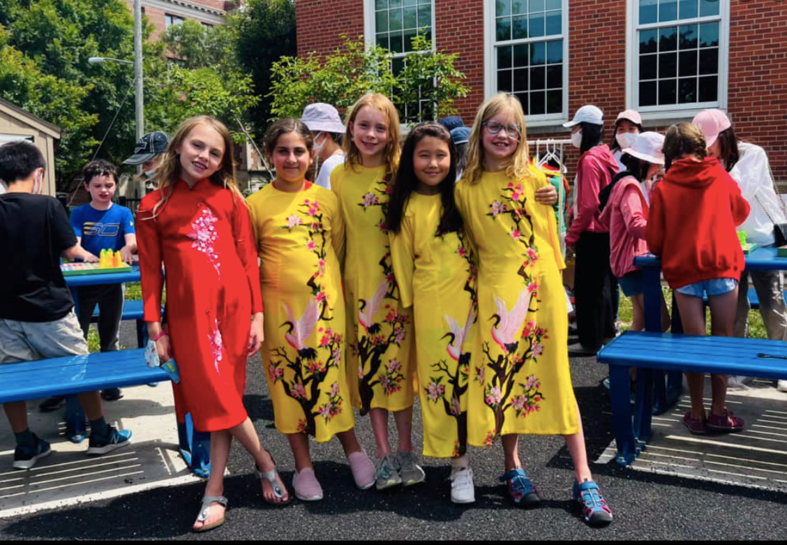 Học sinh Mỹ mặc thử áo dài trong Ngày hội Văn hóa Việt Nam ngày 21/6/2022