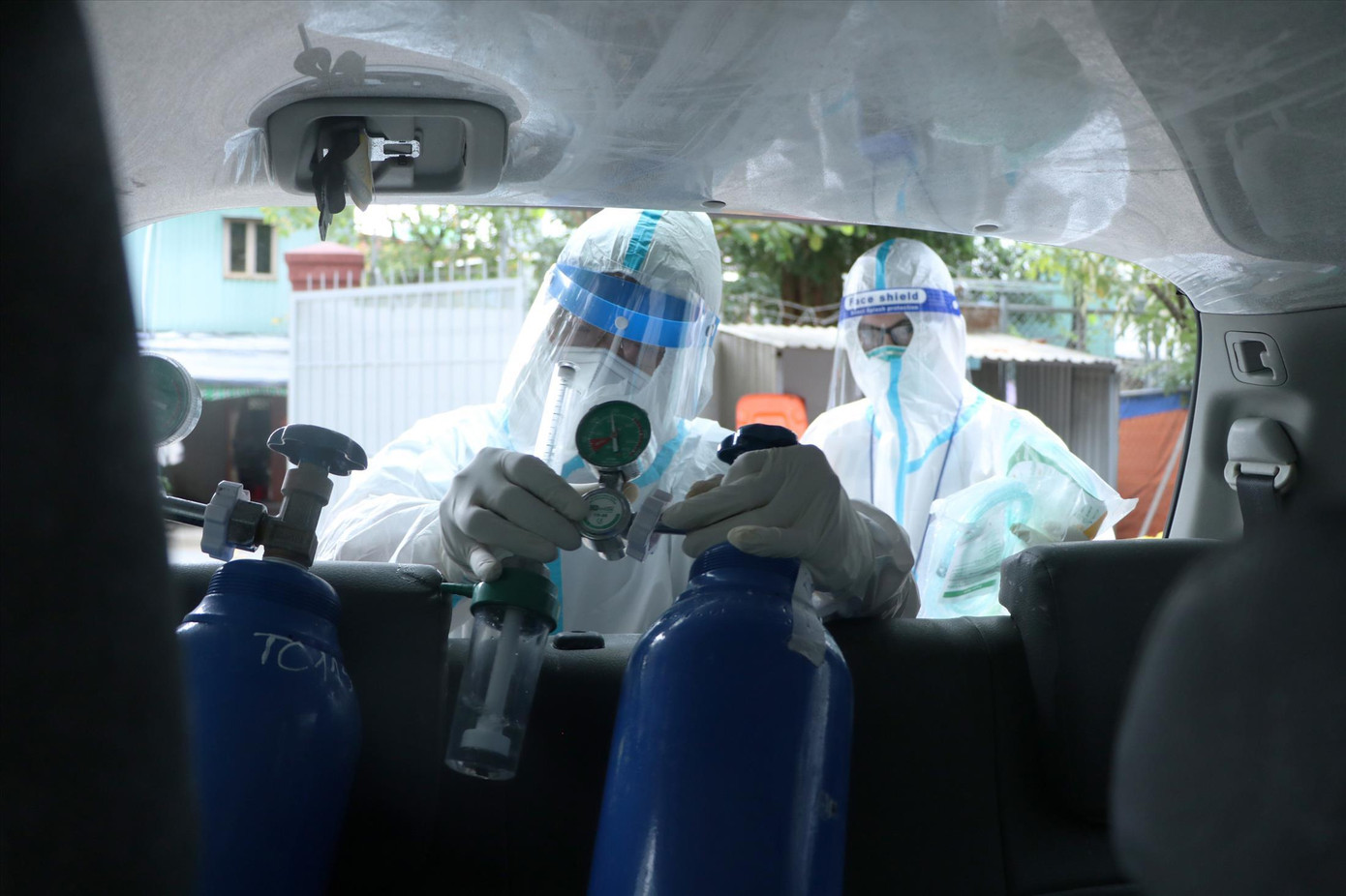 Trên taxi của ông Mỹ luôn có sẵn bình ô xy để cấp cứu F0 mọi lúc