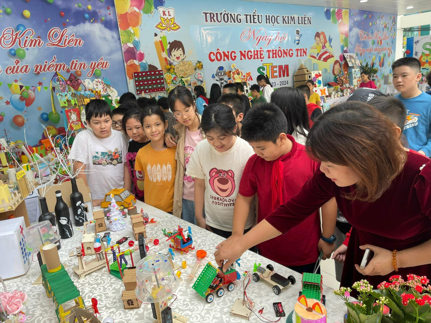 Ngoài học tập, học sinh, phụ huynh mong muốn trường học có nhiều hoạt động trải nghiệm, rèn kỹ năng sống Ngoài học tập, học sinh, phụ huynh mong muốn trường học có nhiều hoạt động trải nghiệm, rèn kỹ năng sống