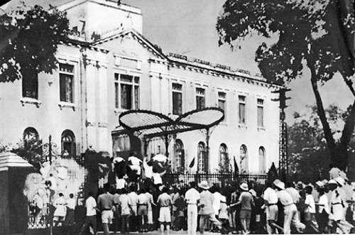 Các lực lượng Cách mạng chiếm Phủ Khâm sai Bắc Kỳ, ngày 19/8/1945. Ảnh: T.L Các lực lượng Cách mạng chiếm Phủ Khâm sai Bắc Kỳ, ngày 19/8/1945. Ảnh: T.L