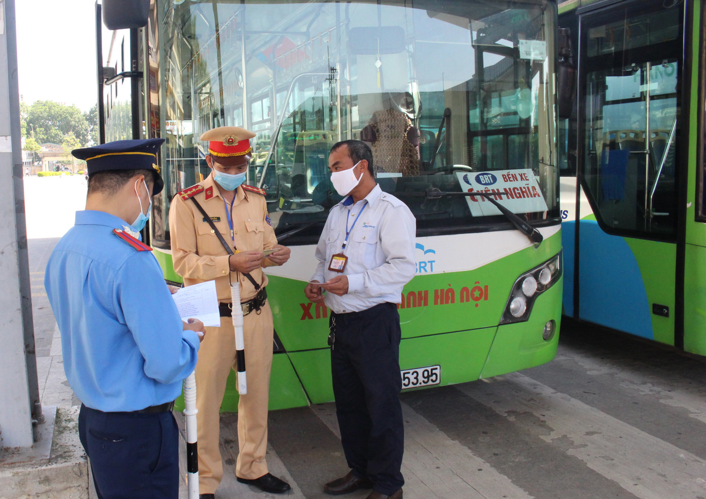 Lực lượng chức năng dừng kiểm tra xe buýt hoạt động trên đường