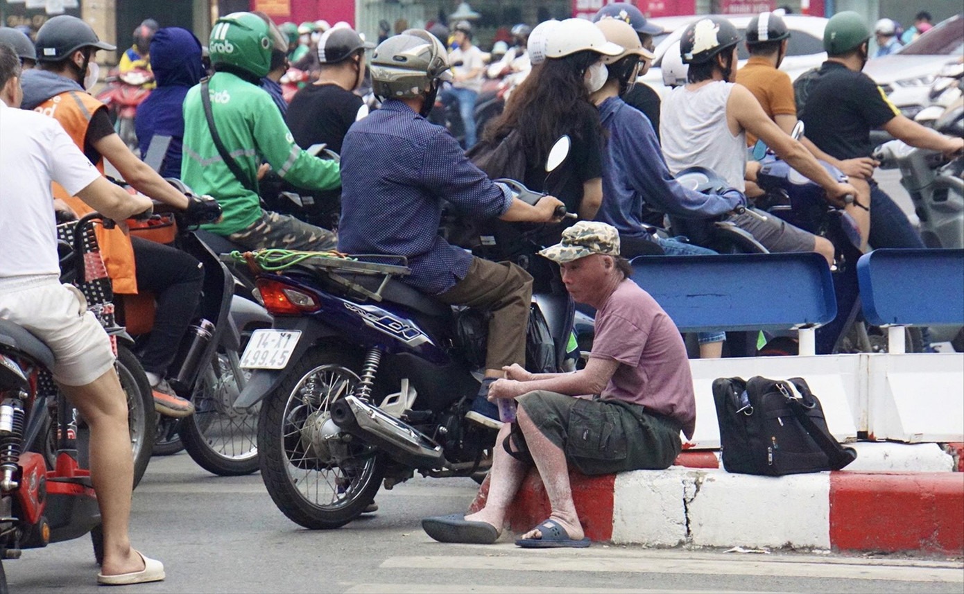 Anh Hưng nhỏ bé và đơn độc giữa dòng xe cộ đông đúc tại ngã bảy Ô Chợ Dừa (Đống Đa, Hà Nội)