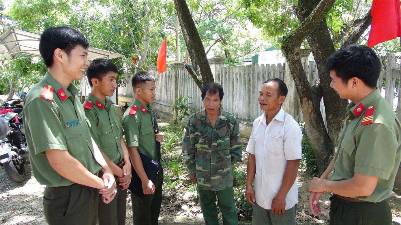 Công an huyện miền núi Sơn Hà vận động, giải quyết một vụ nghi “cầm đồ thuốc độc” tại xã Sơn Kỳ. Ảnh: TS Công an huyện miền núi Sơn Hà vận động, giải quyết một vụ nghi “cầm đồ thuốc độc” tại xã Sơn Kỳ. Ảnh: TS