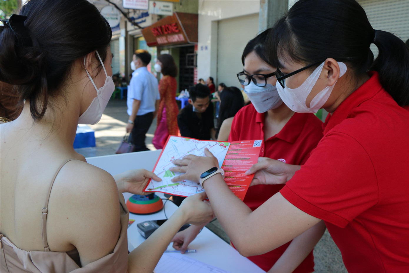 Du khách tìm hiểu tua tại TPHCM