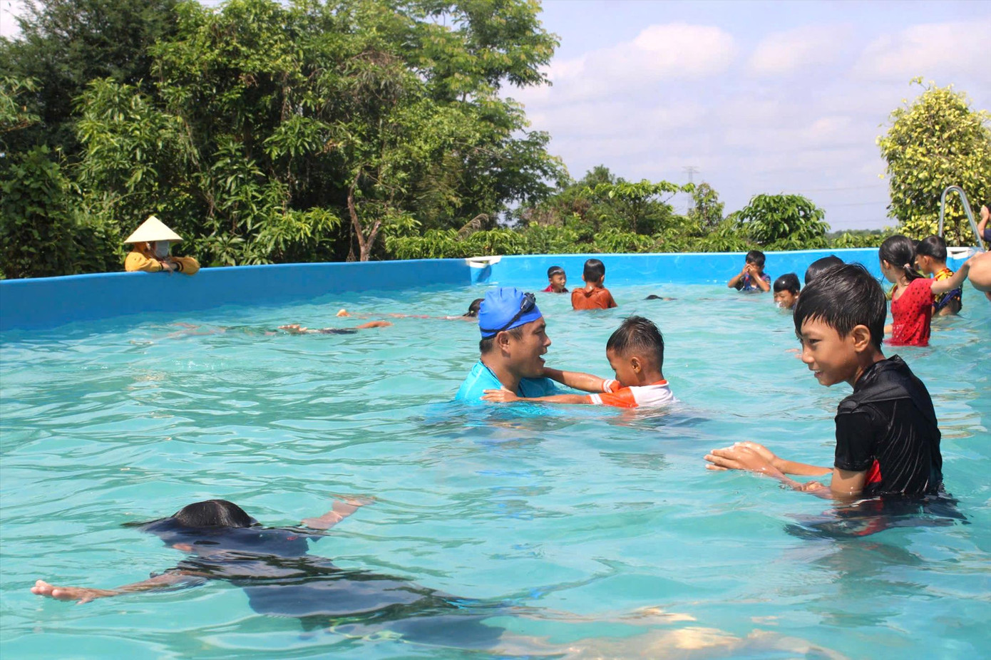 Thiếu nhi các xã vùng xa tỉnh Đắk Lắk tham gia lớp học bơi miễn phí của anh Mai Văn Chuyền Thiếu nhi các xã vùng xa tỉnh Đắk Lắk tham gia lớp học bơi miễn phí của anh Mai Văn Chuyền