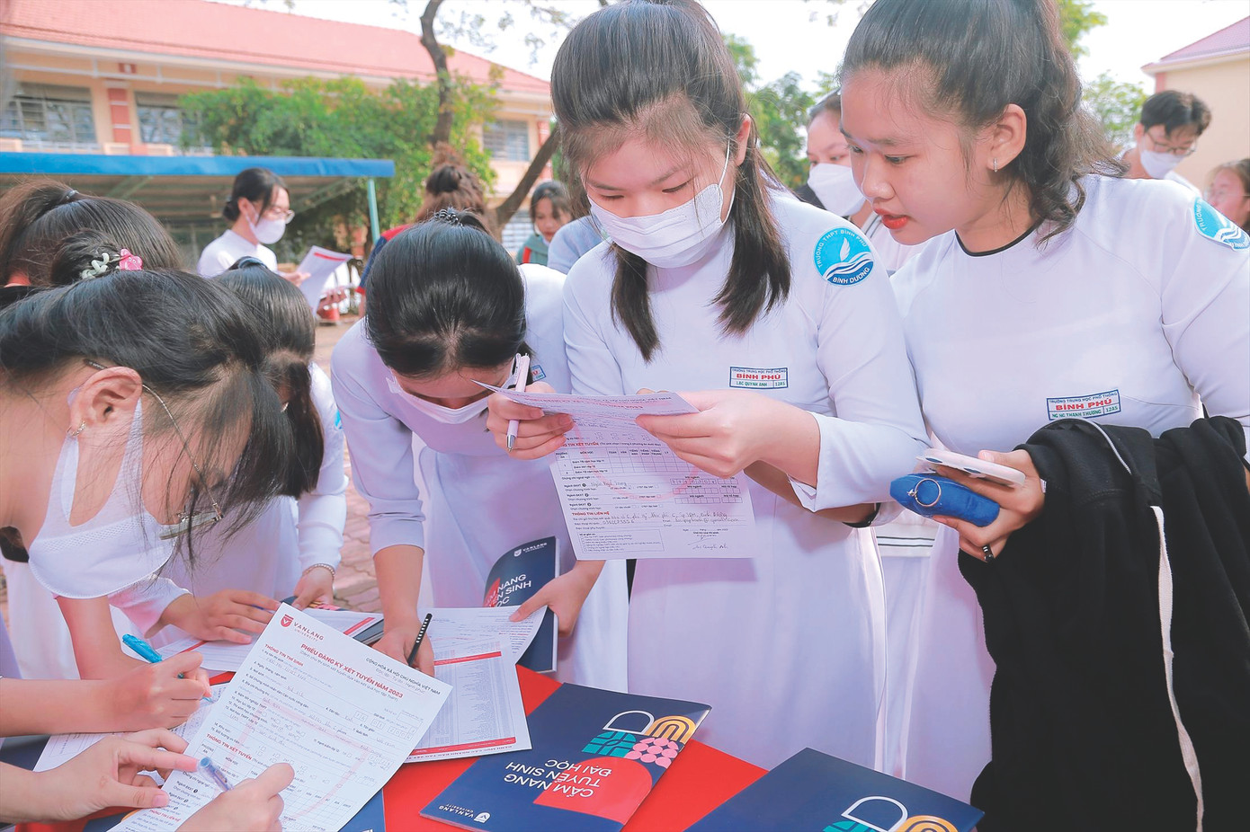 Thí sinh tìm hiểu thông tin tuyển sinh năm 2024. Ảnh: Nguyễn Dũng