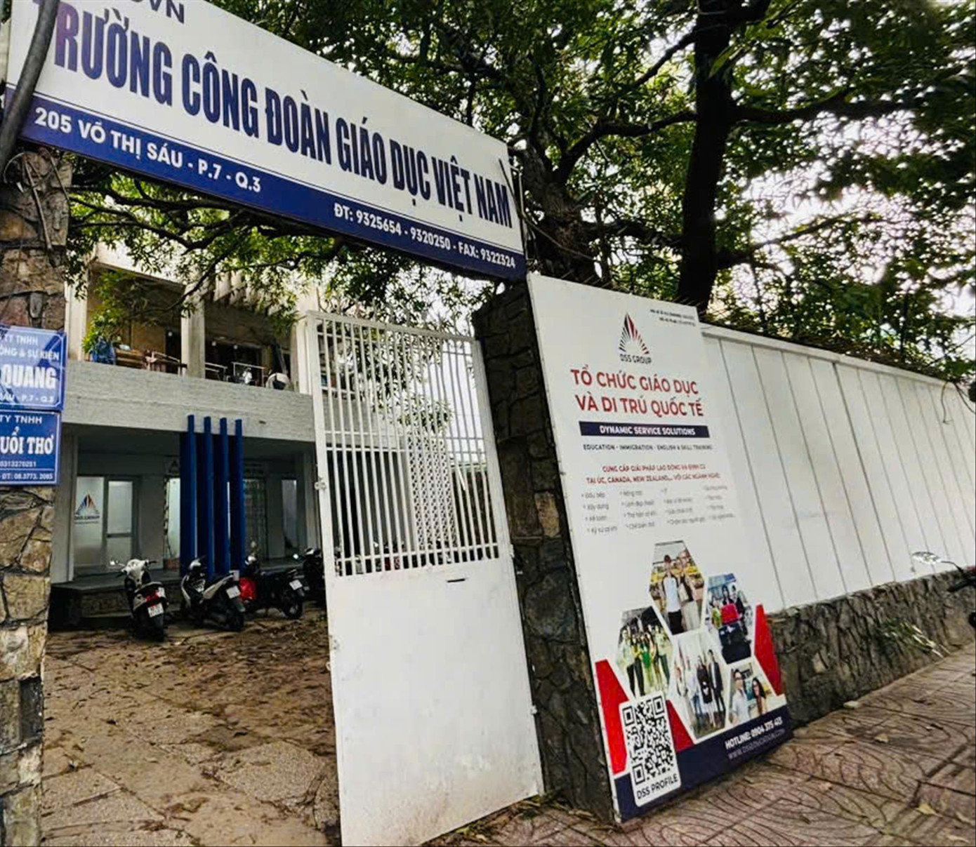 Tấm biển giới thiệu về hoạt động Công ty Giáo dục DSS (tức DSS Úc) tại cơ sở trong Trường Công đoàn Giáo dục Việt Nam ở quận 3 (TPHCM). Ảnh: PV Tấm biển giới thiệu về hoạt động Công ty Giáo dục DSS (tức DSS Úc) tại cơ sở trong Trường Công đoàn Giáo dục Việt Nam ở quận 3 (TPHCM). Ảnh: PV