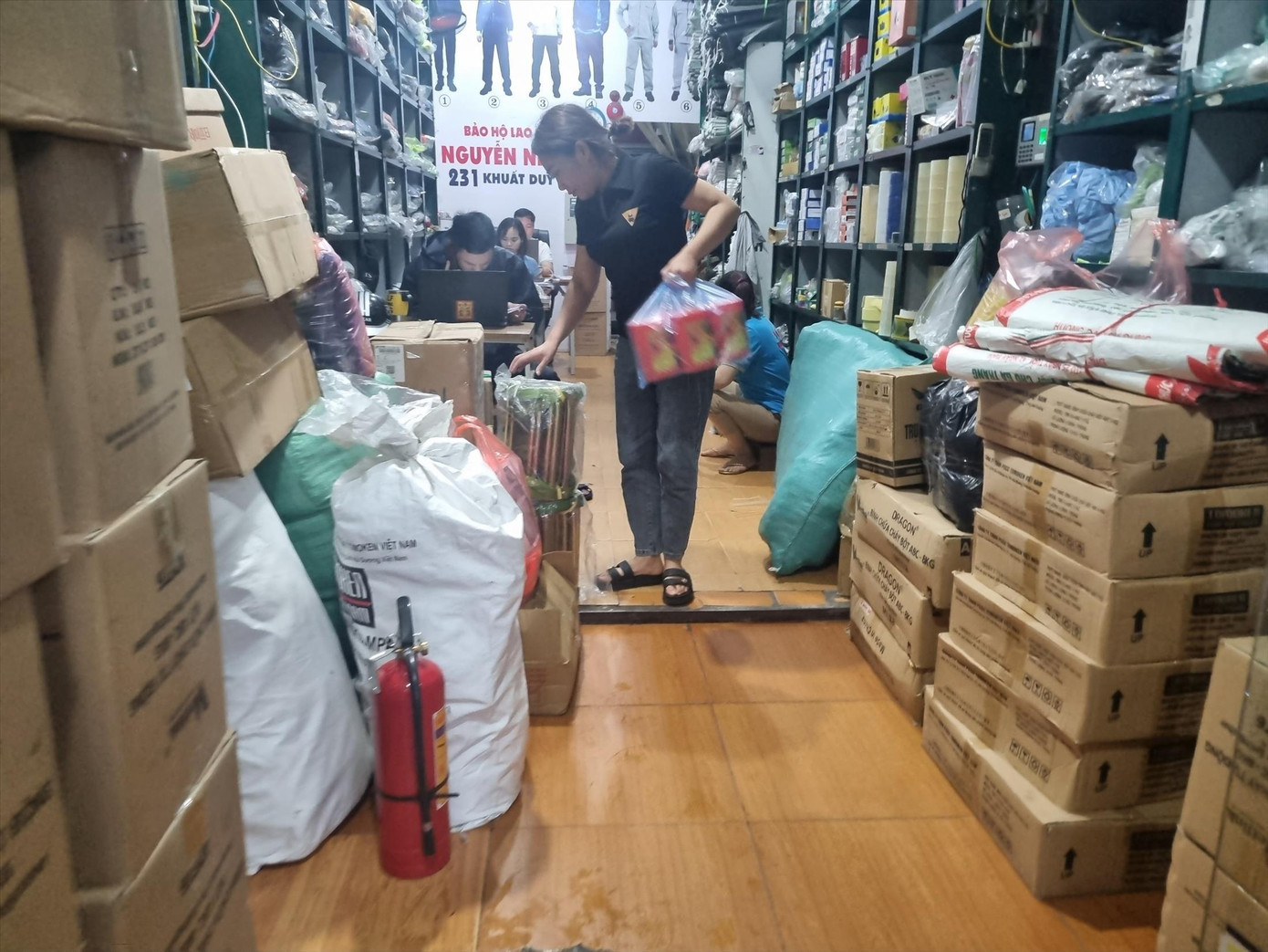 Cửa hàng “cháy hàng” thang dây, mặt nạ phòng độc, bình chữa cháy... Ảnh: Ngọc Mai Cửa hàng “cháy hàng” thang dây, mặt nạ phòng độc, bình chữa cháy... Ảnh: Ngọc Mai