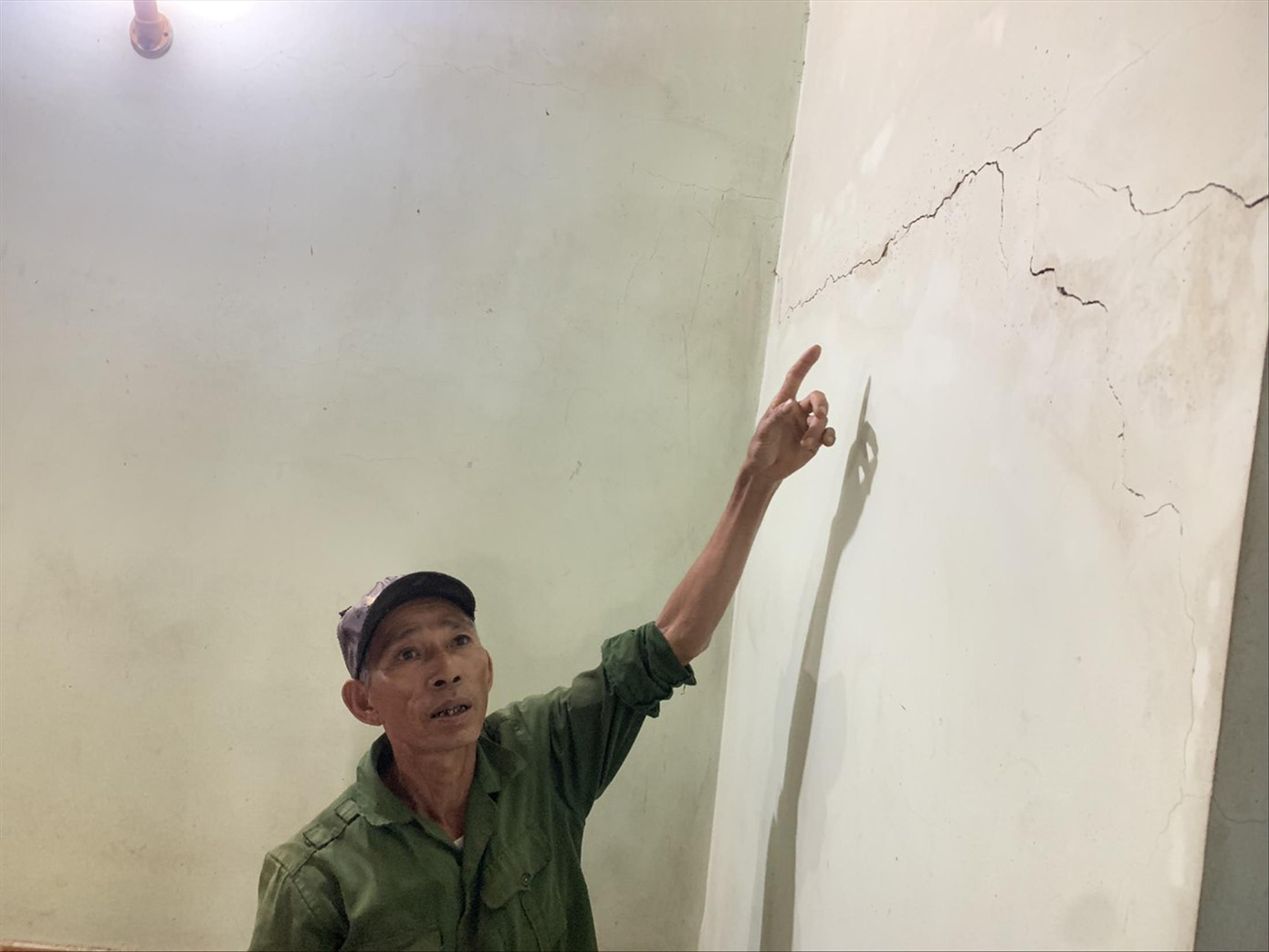 Nhiều hộ dân bị hư hỏng nhà cửa do thi công quốc lộ