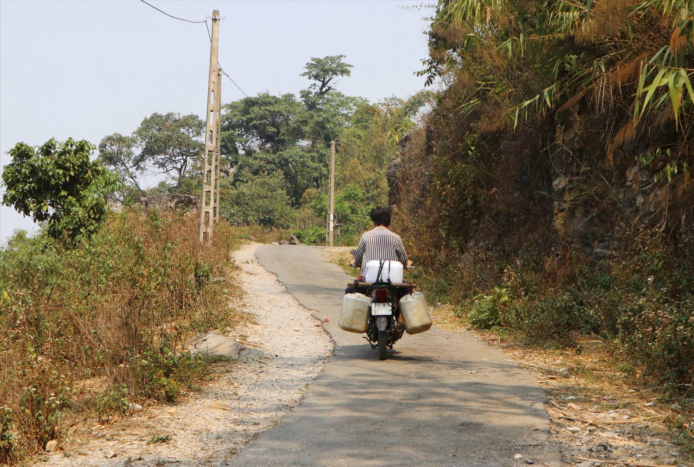 Người dân bản Làng Sảng, xã Hồng Thu, huyện Sìn Hồ chở từng can nước sinh hoạt mỗi ngày