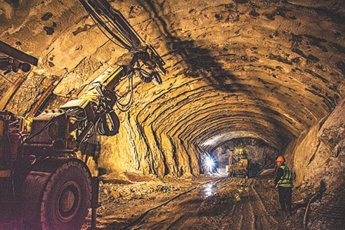 Hầm xuyên núi được anh em gọi tên là hầm Đặng Thùy Trâm. Ảnh: Văn Chương Hầm xuyên núi được anh em gọi tên là hầm Đặng Thùy Trâm. Ảnh: Văn Chương