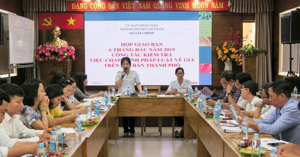 Bà Lê Thị Thanh Tuyền phát biểu tại một cuộc họp