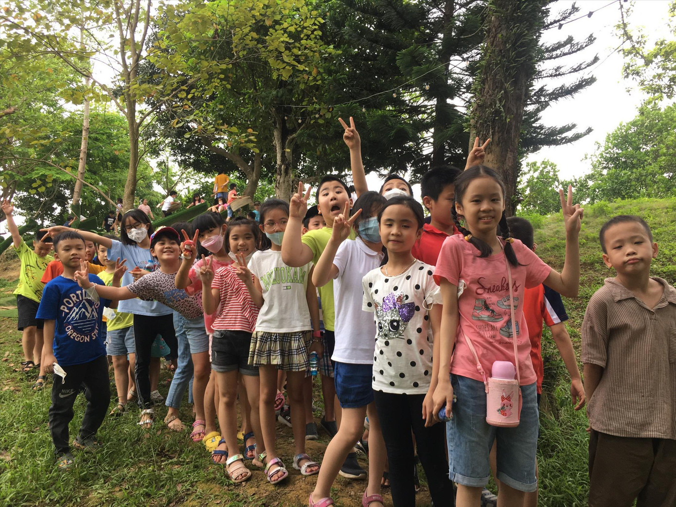 Nhiều em dịp hè được bố mẹ cho vui chơi, trải nghiệm các hoạt động thực tế