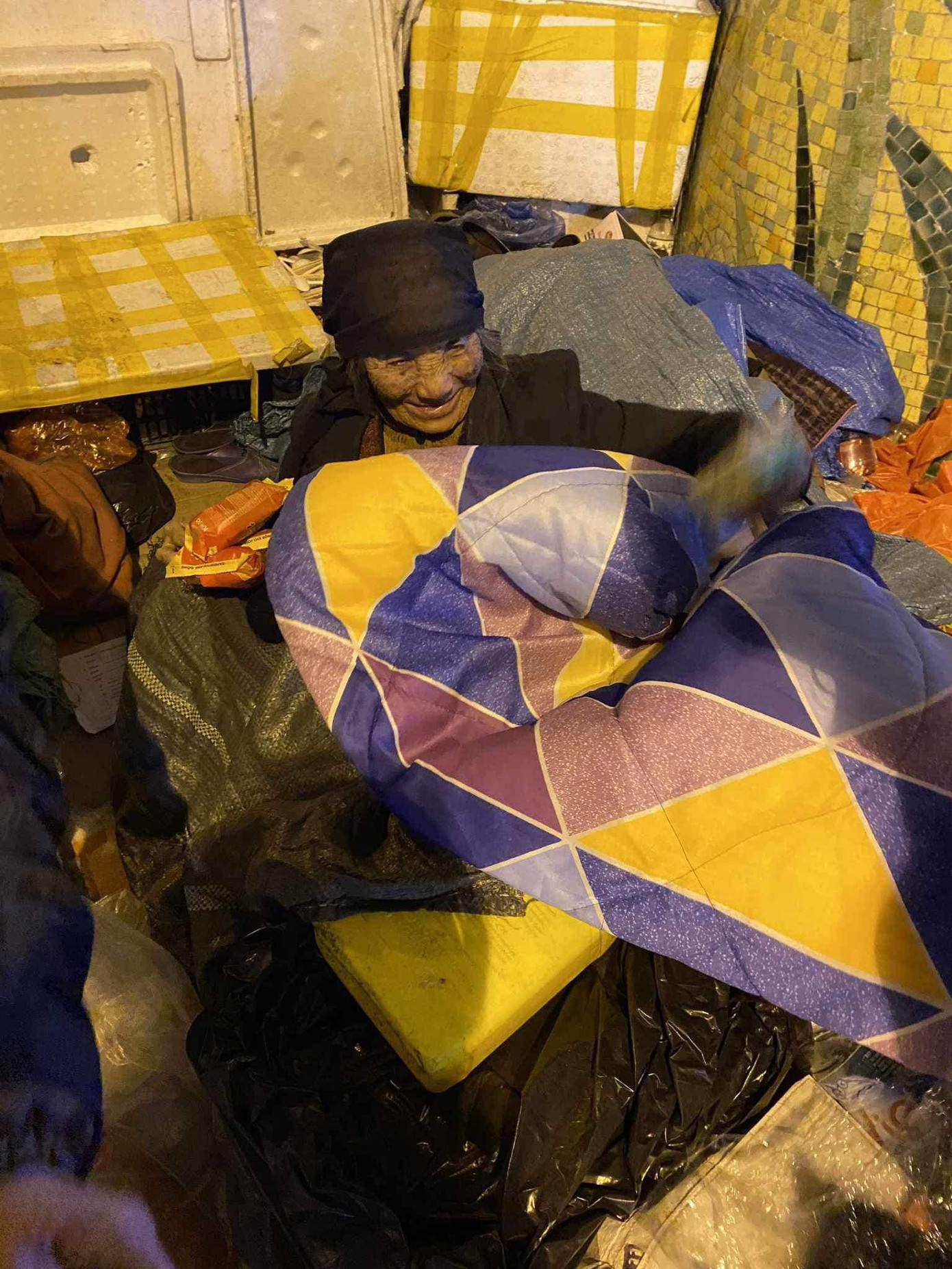 Nụ cười của một cụ bà vô gia cư khi nhận được chăn bông ấm trong tiết trời 8 độ C