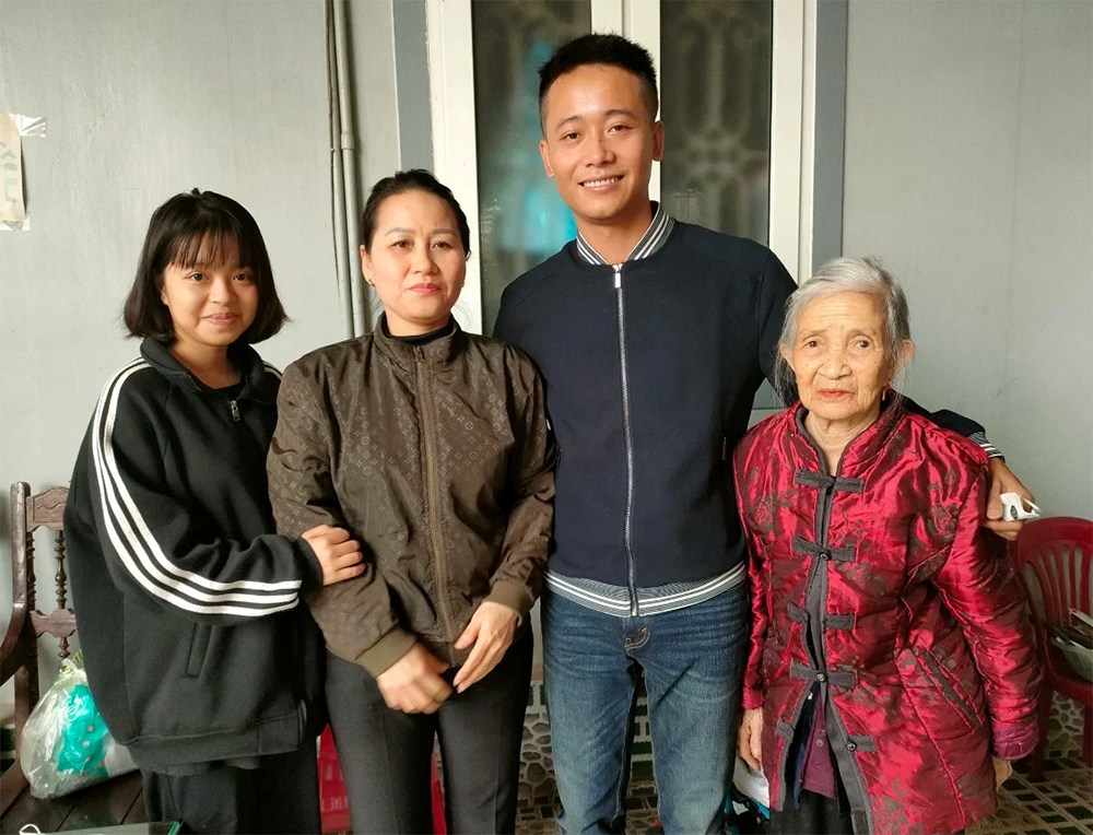 Đoàn tụ cùng gia đình sau gần 6 năm xa cách Đoàn tụ cùng gia đình sau gần 6 năm xa cách