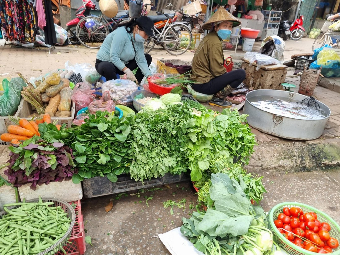 Tại Hà Nội, nhiều mặt hàng thực phẩm như rau xanh, thịt, cá đều bình ổn sau Tết