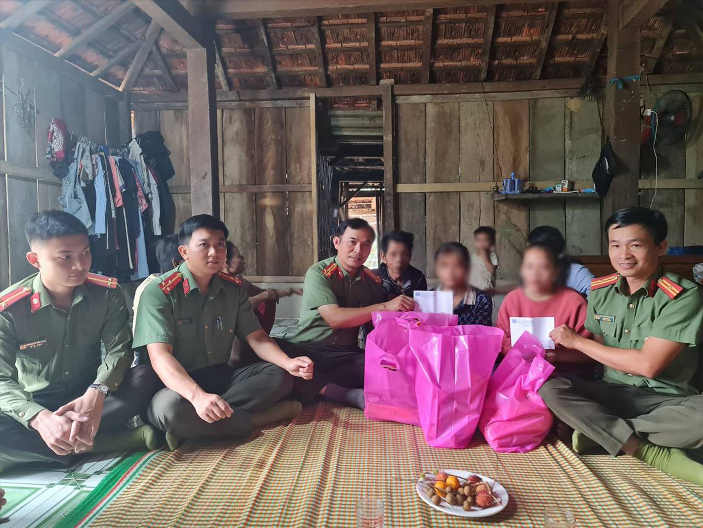 Công an huyện Trà Bồng thăm hỏi, động viên gia đình 2 nạn nhân L. và N. Công an huyện Trà Bồng thăm hỏi, động viên gia đình 2 nạn nhân L. và N.