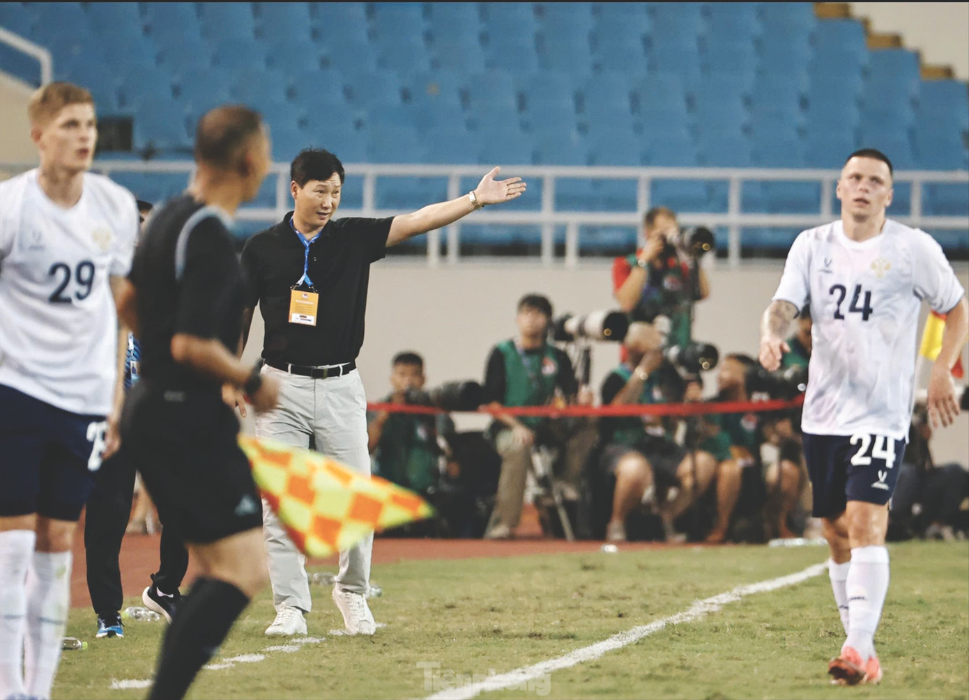 HLV Kim Sang-sik đối diện nhiều thử thách ở ASEAN Cup 2024. Ảnh: Anh Đoàn