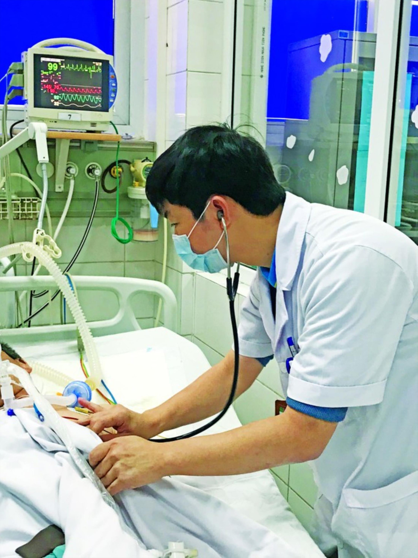 Bác sĩ Đồng Phú Khiêm chăm sóc bệnh nhân nặng.