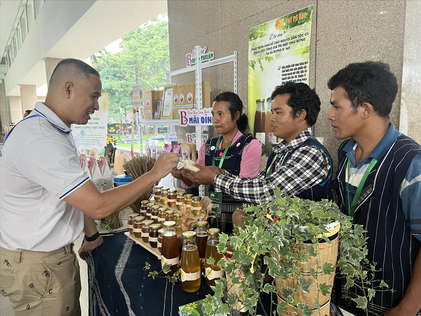 Nhóm bạn trẻ người Cil giới thiệu mật ong rừng PơKao tại TPHCM. Ảnh: U.P Nhóm bạn trẻ người Cil giới thiệu mật ong rừng PơKao tại TPHCM. Ảnh: U.P