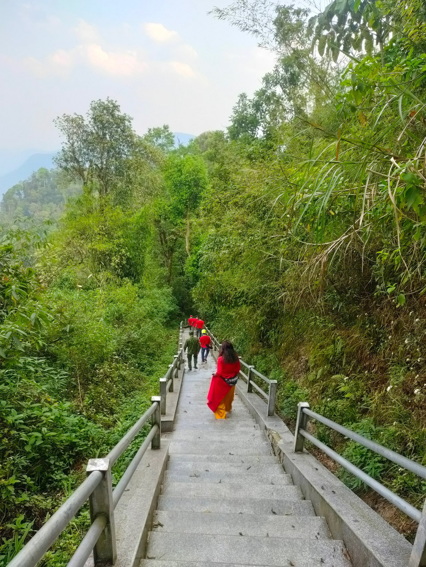 Gian nan đường tới cực Tây của Tổ quốc. Ảnh: Hạnh Tin Tin