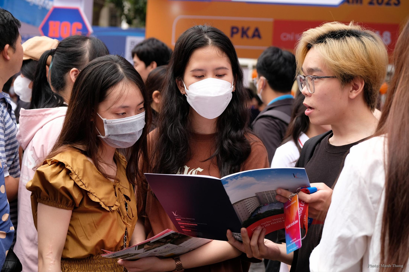 Thí sinh tham gia ngày hội tư vấn tuyển sinh 2023. Ảnh: Mạnh Thắng.