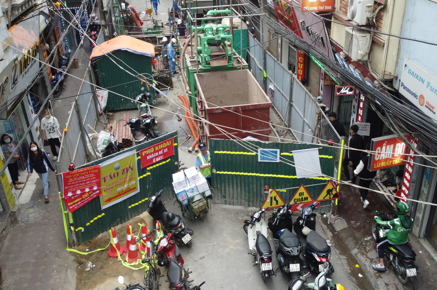 Hàng rào dự án chiếm toàn bộ đường Lương Thế Vinh (ảnh chụp sáng 20/3). Ảnh: Anh Trọng