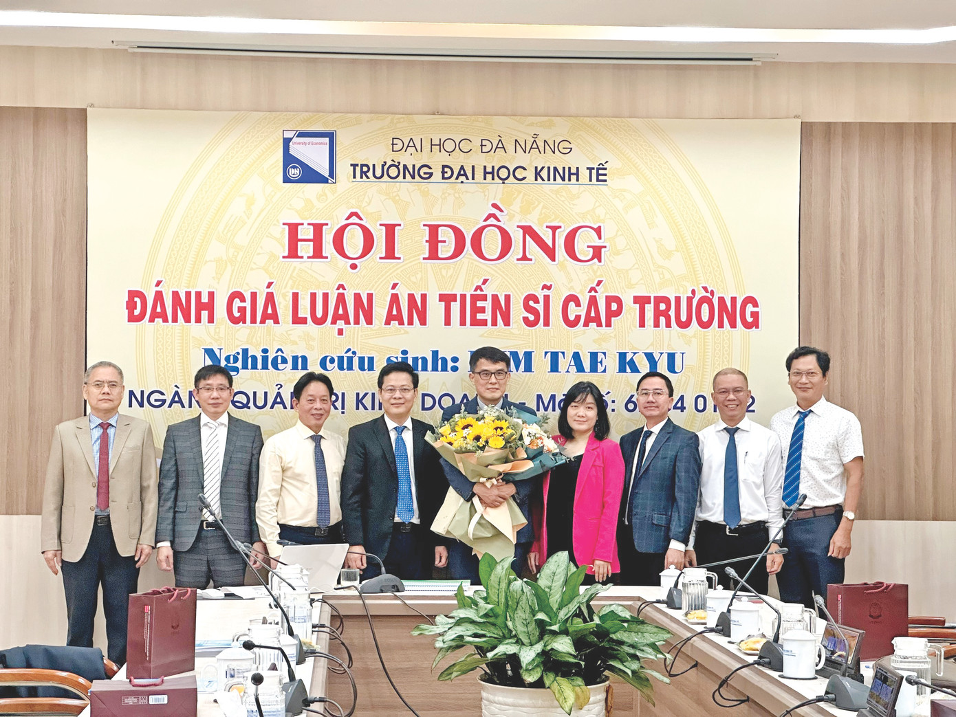 Ông Kim Tae Kyu cùng hội đồng đánh giá luận án tiến sĩ Ông Kim Tae Kyu cùng hội đồng đánh giá luận án tiến sĩ