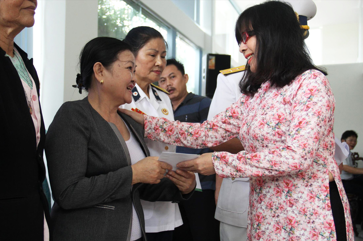 Cô Nguyễn Thị Anh Đào, Hiệu trưởng trường ĐH Đông Á trao quà hỗ trợ cho thân nhân liệt sĩ Gạc Ma Cô Nguyễn Thị Anh Đào, Hiệu trưởng trường ĐH Đông Á trao quà hỗ trợ cho thân nhân liệt sĩ Gạc Ma